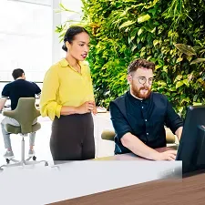 Des collaborateurs dans un bureau d'entreprise