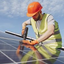 Homme qui bricole des panneaux solaires