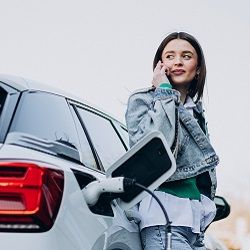 femme qui recharge sa voiture electrique 