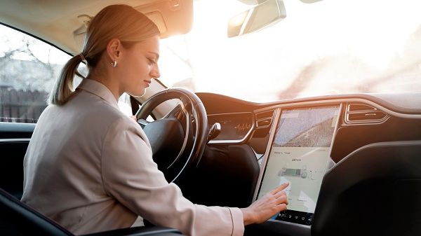 femme au volant d'une voiture électrique