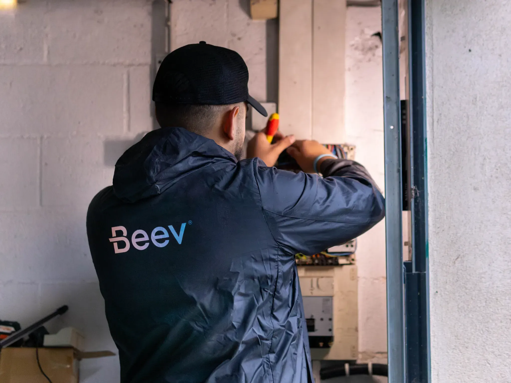 technicien installateur borne recharge voiture electrique beev